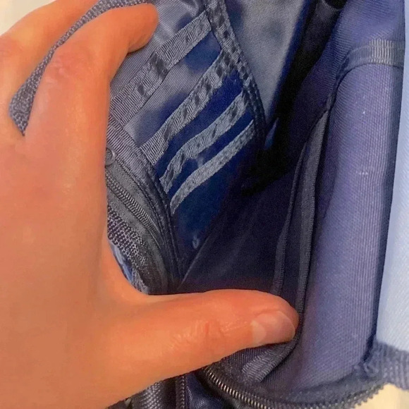 🌺Roots 🌺 Athletic blue Color Crossbody bag with many many pockets inside 🌺 - Picture 6 of 9